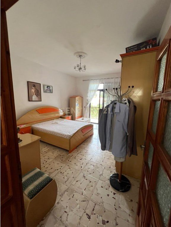 VILLE IN VENDITA A SHIJAK CON UNA SUPERFICIE DI 2.300 m² TERRENO + CASA + LOCALE COMMERCIALE !!