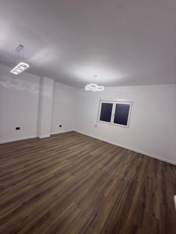Shitet apartament 2+1 tek Rruga Fortuzi , prane Ministrise se Drejtesise , Rruga Mine Peza , Bulevardi Zogu i pare .
