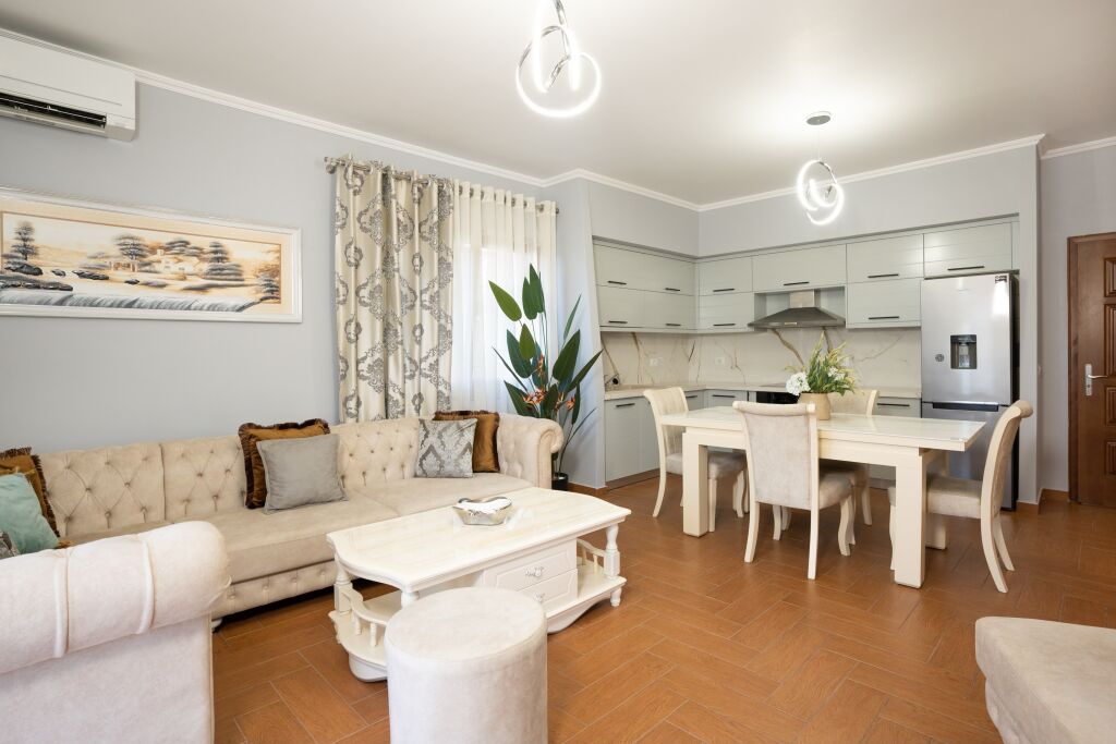 🏡 Casa privata 2+1+2 in affitto vicino al Lago Artificiale, Tirana In una delle zone più prestigiose di Tirana, vicino al Lago Artificiale   💶 Prezzo: 1.200 € / mese