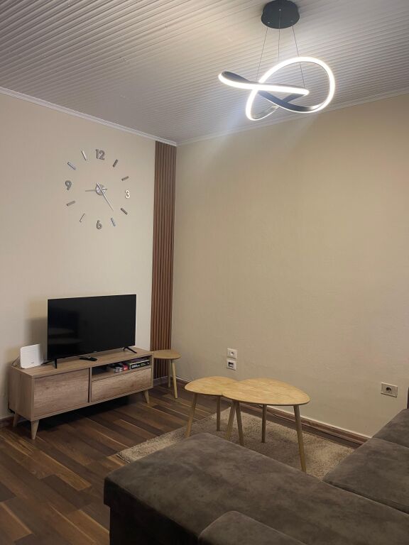 Apartament 1+1 mine peza, prane le bon, shpi private, 600 mij lek