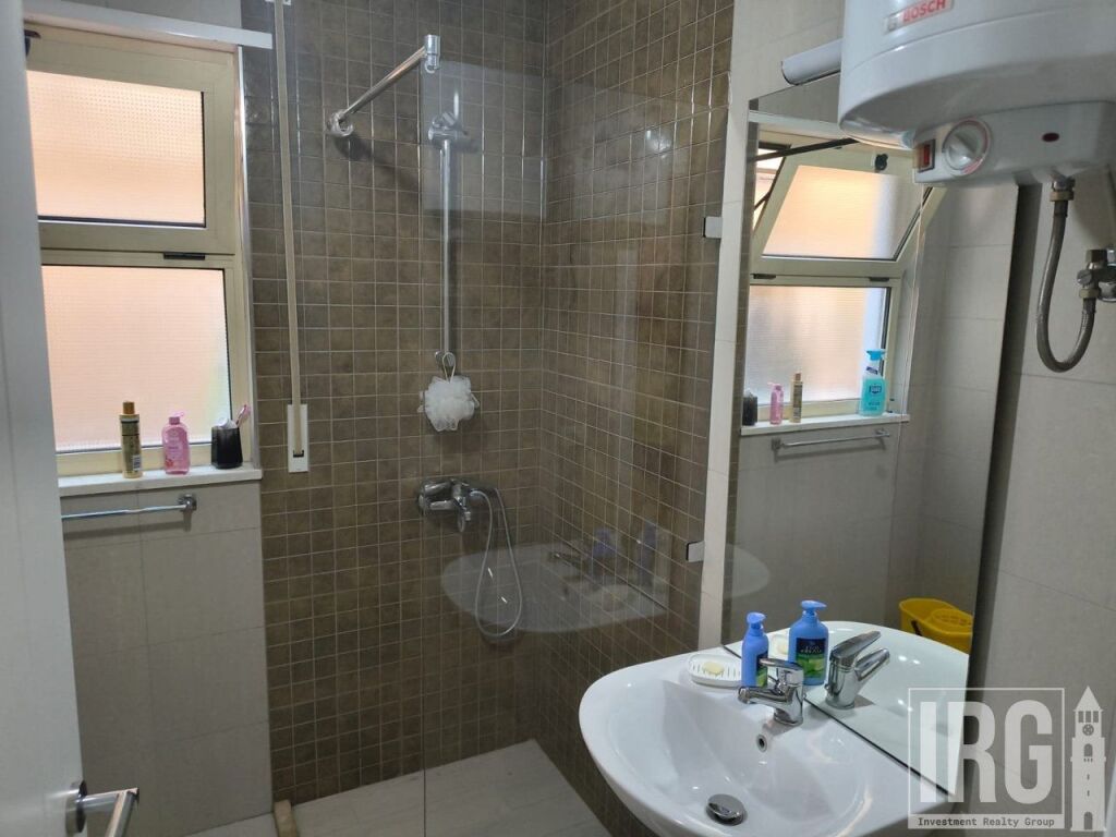 Appartamento 2+1+2+Veranda in vendita a Komuna e Parisit, vicino a Krital Center.