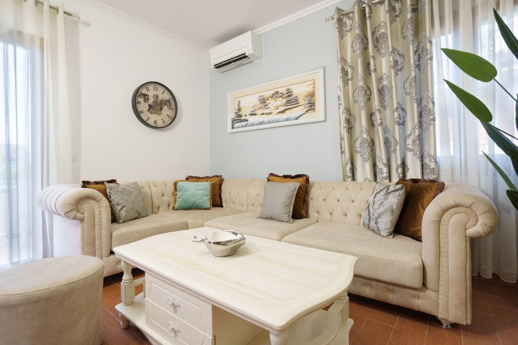 🏡 Casa privata 2+1+2 in affitto vicino al Lago Artificiale, Tirana In una delle zone più prestigiose di Tirana, vicino al Lago Artificiale   💶 Prezzo: 1.200 € / mese