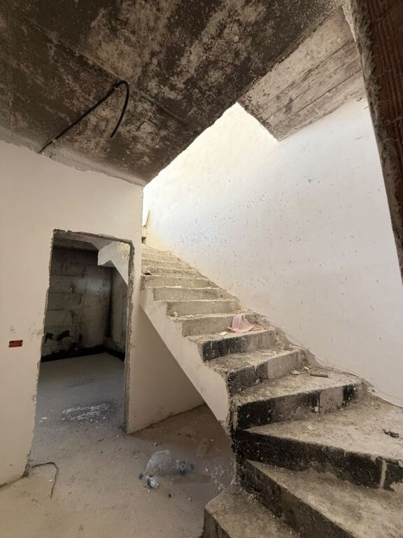 🏡 VILLA SU 3 PIANI IN VENDITA – VICINO A TEG