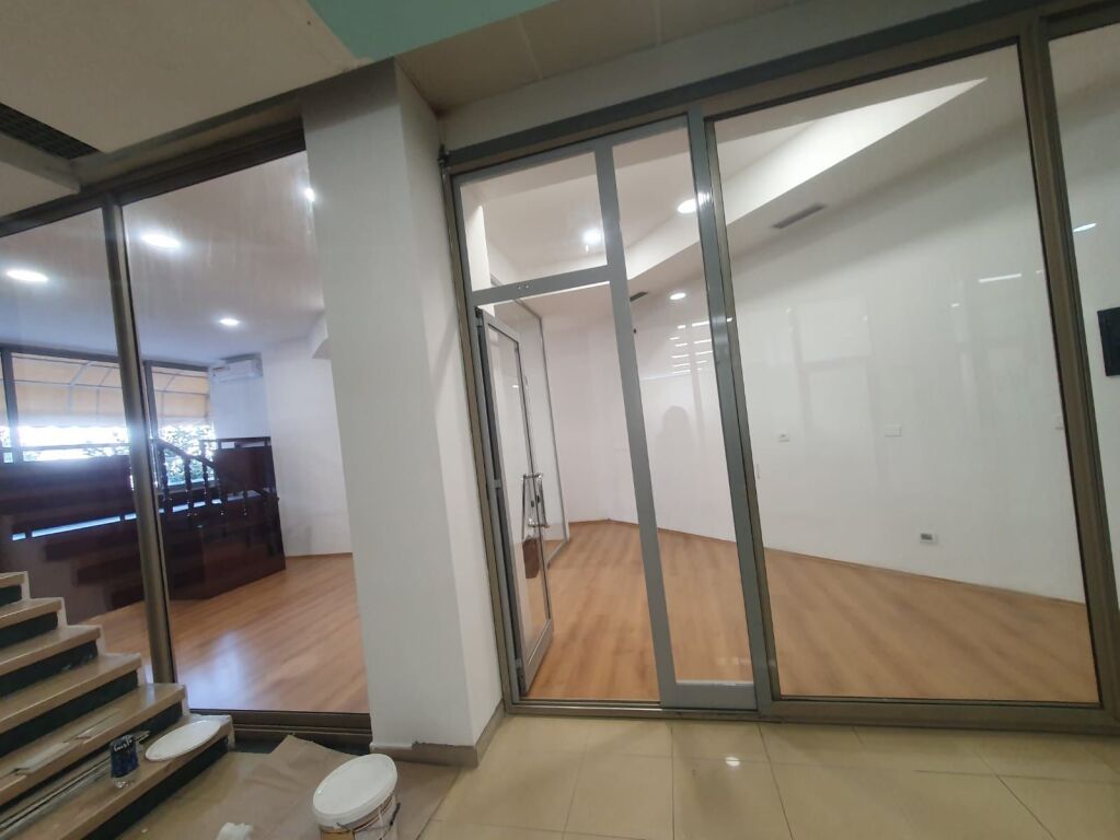 Qera | Ambjent Biznesi | Rruga Bardhok Biba | 900 €/muaj