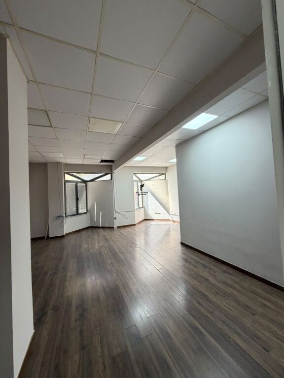 ZYRE ME QERA 220 M2 BULEVARDI ZOGU 1 200.000 LEKE FH-93297