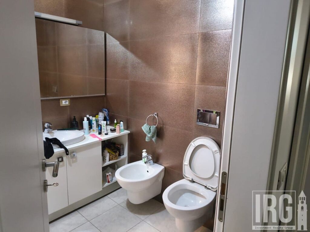 Appartamento 2+1+2+Veranda in vendita a Komuna e Parisit, vicino a Krital Center.
