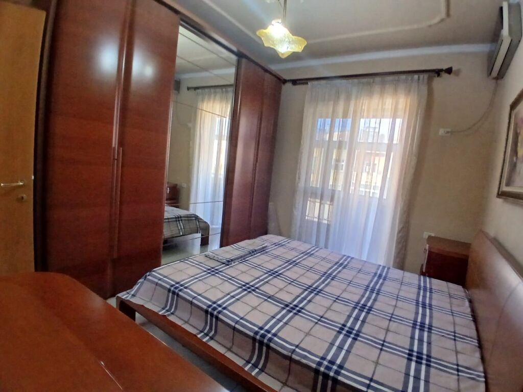 Jepet me qera apartamenti  1+1 + kend gatimi