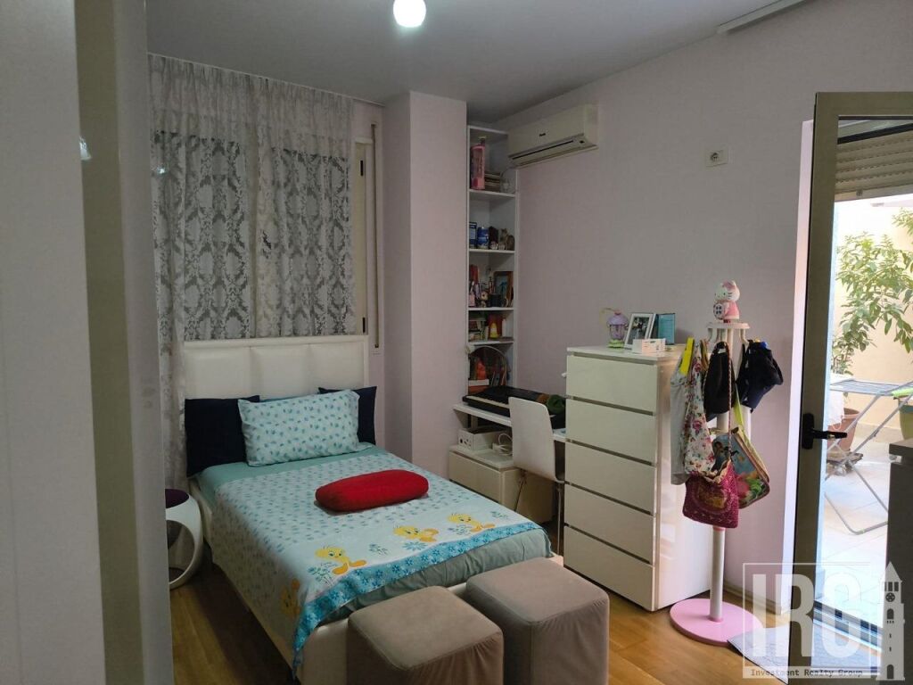 Appartamento 2+1+2+Veranda in vendita a Komuna e Parisit, vicino a Krital Center.
