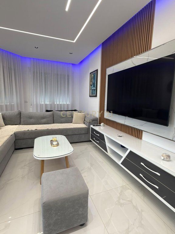 JEPET ME QIRA APARTAMENT LUKSOZ 1+1 I MOBILUAR, ME PAMJE NGA DETI !