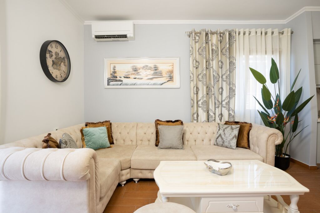 🏡 Casa privata 2+1+2 in affitto vicino al Lago Artificiale, Tirana In una delle zone più prestigiose di Tirana, vicino al Lago Artificiale   💶 Prezzo: 1.200 € / mese