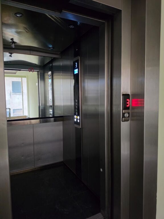 Me Qera: ZYRË PREMIUM NË ZEMËR TË BLLOKUT | SKY TOWER (OPEN SPACE) 📍 SKY TOWER – BLLOK || 1600 Euro/Muaj
