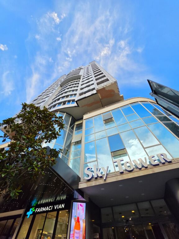 Me Qera: ZYRË PREMIUM NË ZEMËR TË BLLOKUT | SKY TOWER (OPEN SPACE) 📍 SKY TOWER – BLLOK || 1600 Euro/Muaj