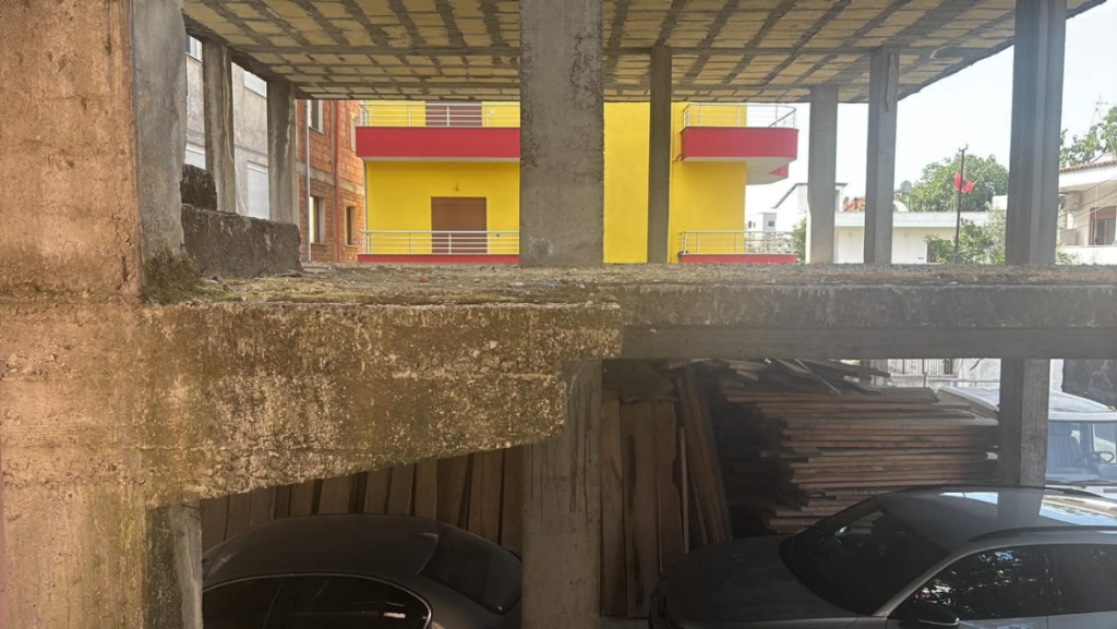 Shitet pronë private e papërfunduar.
