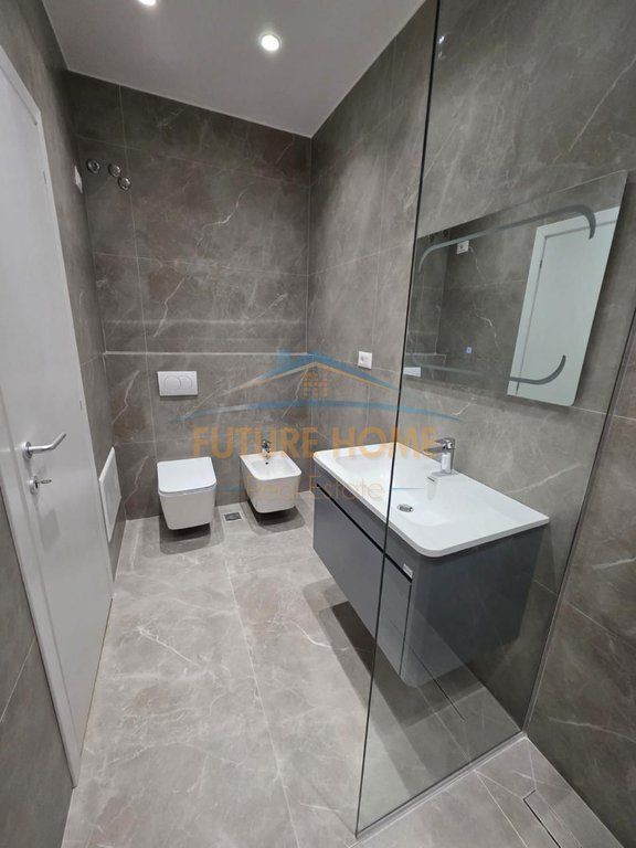 Shitet, Penthouse 2+1+2+Verandë+2 Poste Parkimi, Bulevardi Zhan D'ark, Tiranë