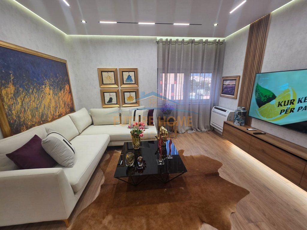 Shitet, Apartament 2+1 Zogu i Zi, Tiranë.