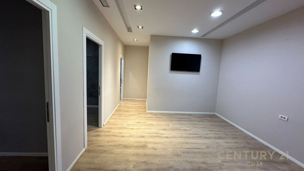 Ambient Premium për Qira Pranë Coin, Tiranë - 7000€ | 308.3 m²