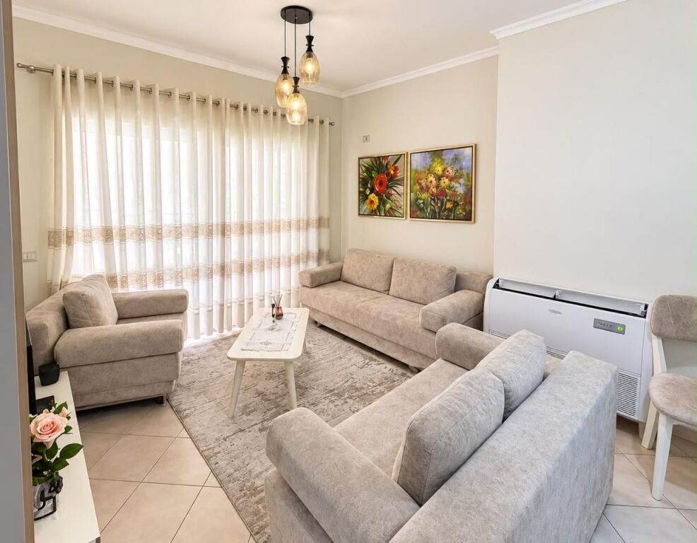 Apartament 2+1 per qira tek Komuna e Parisit.