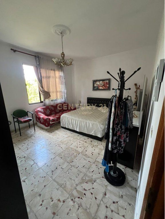VILLE IN VENDITA A SHIJAK CON UNA SUPERFICIE DI 2.300 m² TERRENO + CASA + LOCALE COMMERCIALE !!