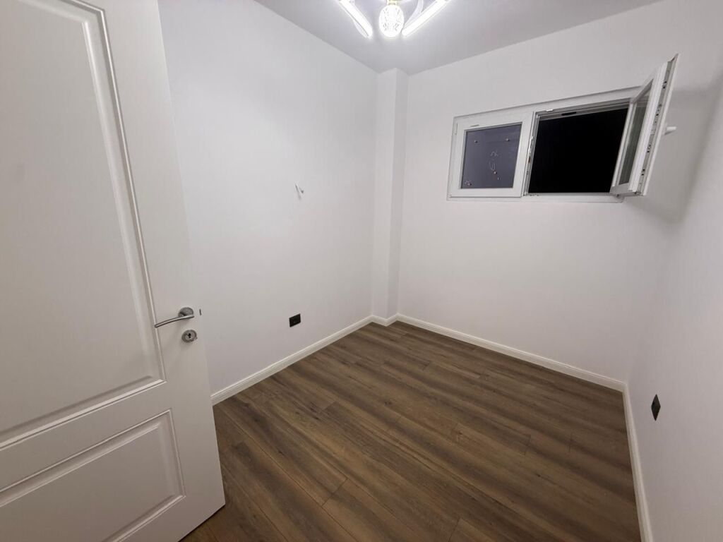Shitet apartament 2+1 tek Rruga Fortuzi , prane Ministrise se Drejtesise , Rruga Mine Peza , Bulevardi Zogu i pare .