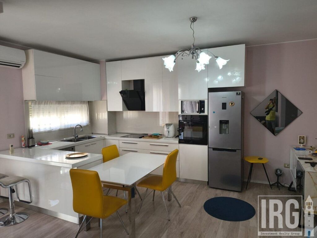 Appartamento 2+1+2+Veranda in vendita a Komuna e Parisit, vicino a Krital Center.