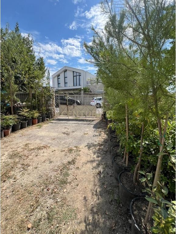 VILLE IN VENDITA A SHIJAK CON UNA SUPERFICIE DI 2.300 m² TERRENO + CASA + LOCALE COMMERCIALE !!