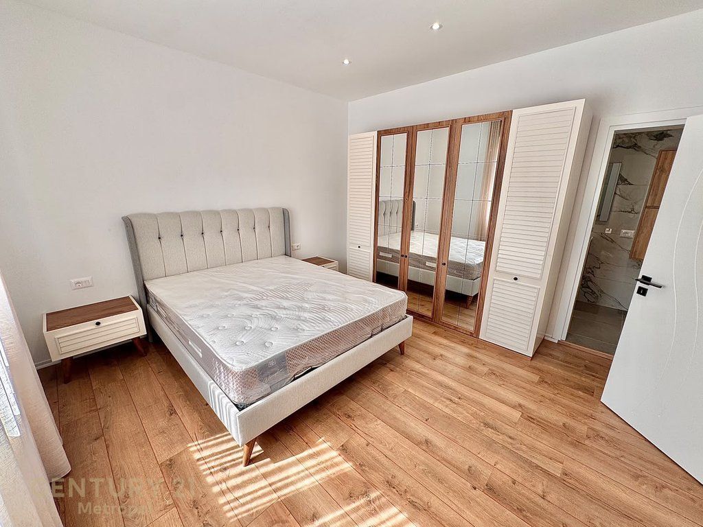 VILE 1 KATESHE ME OBORR, SIRI KODRA - SELVIA PER QERA ! 1,200 € /Muaj