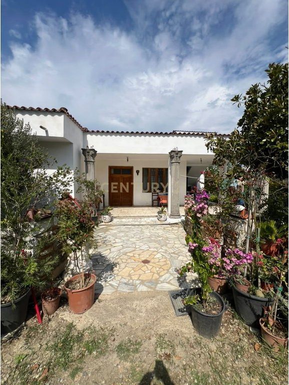 VILLE IN VENDITA A SHIJAK CON UNA SUPERFICIE DI 2.300 m² TERRENO + CASA + LOCALE COMMERCIALE !!