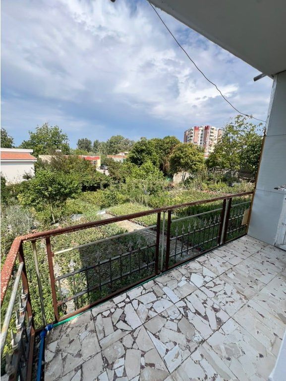 VILLE IN VENDITA A SHIJAK CON UNA SUPERFICIE DI 2.300 m² TERRENO + CASA + LOCALE COMMERCIALE !!