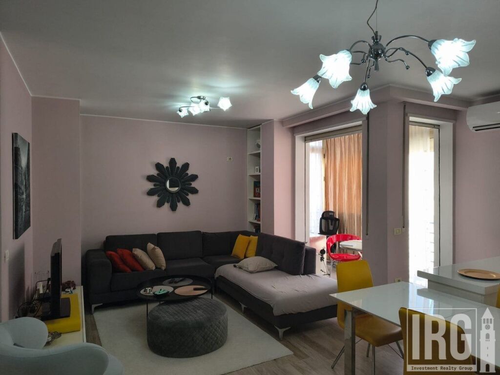 Appartamento 2+1+2+Veranda in vendita a Komuna e Parisit, vicino a Krital Center.