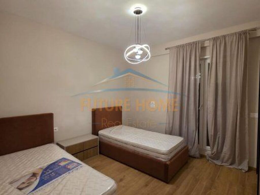 Shitet, Penthouse 2+1+2+Verandë+2 Poste Parkimi, Bulevardi Zhan D'ark, Tiranë