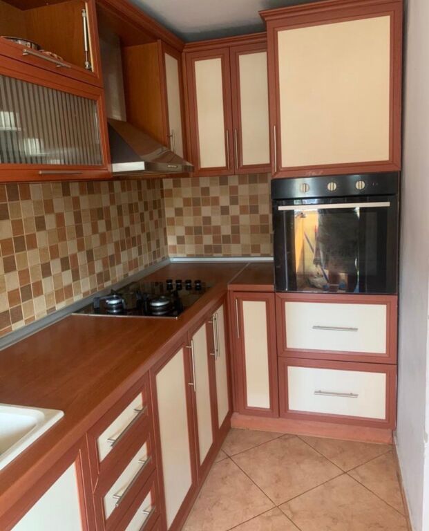 Qendër, jepet me qira apartament 2+1!