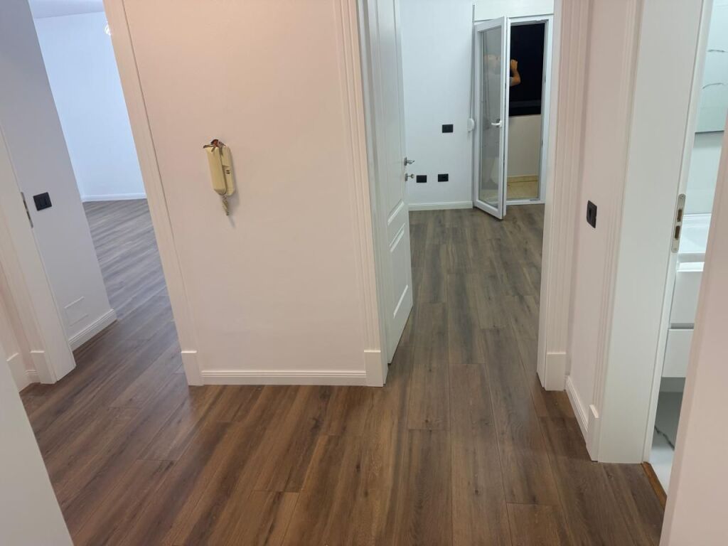 Shitet apartament 2+1 tek Rruga Fortuzi , prane Ministrise se Drejtesise , Rruga Mine Peza , Bulevardi Zogu i pare .