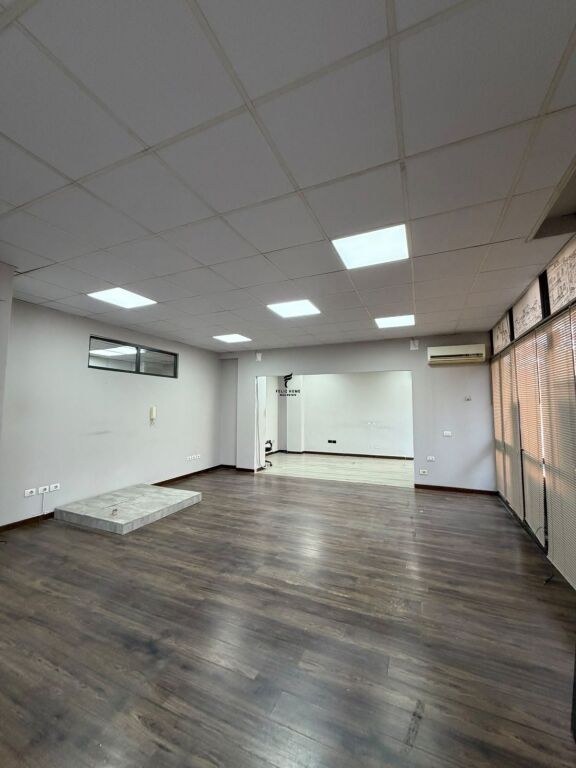 ZYRE ME QERA 220 M2 BULEVARDI ZOGU 1 200.000 LEKE FH-93297