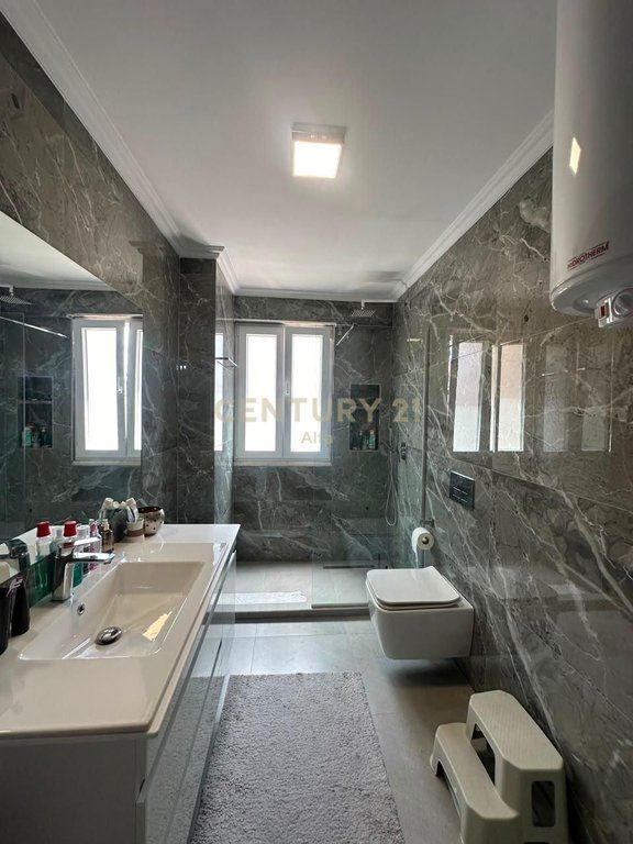 Shitet apartament 2+1+Post Parkimi ne Don Bosko!