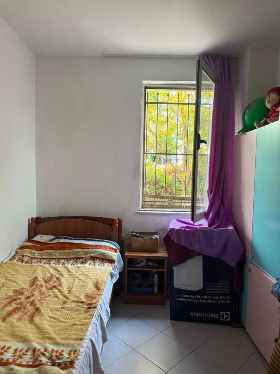 Shitet apartament 1+1 tek Ali Demi!
