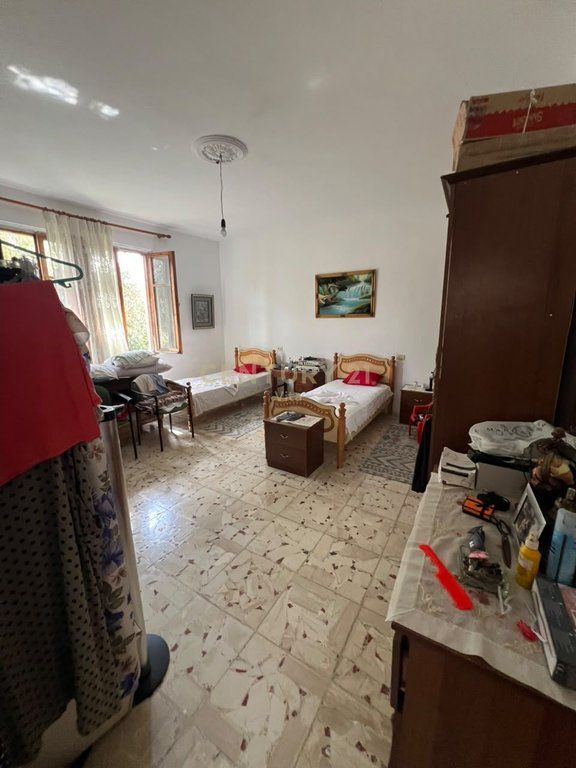 VILLE IN VENDITA A SHIJAK CON UNA SUPERFICIE DI 2.300 m² TERRENO + CASA + LOCALE COMMERCIALE !!