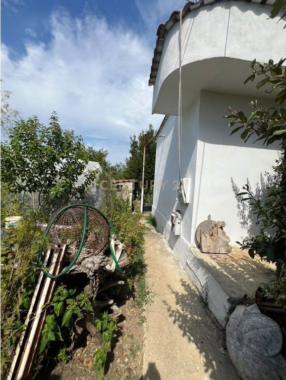 VILLE IN VENDITA A SHIJAK CON UNA SUPERFICIE DI 2.300 m² TERRENO + CASA + LOCALE COMMERCIALE !!