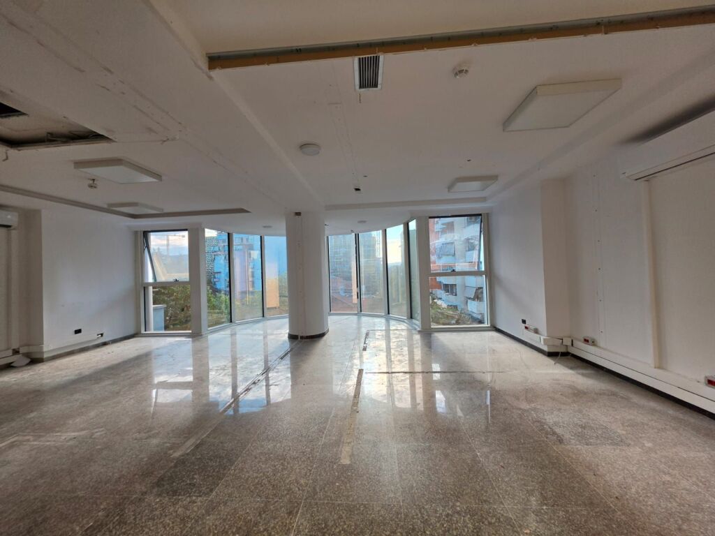 Me Qera: ZYRË PREMIUM NË ZEMËR TË BLLOKUT | SKY TOWER (OPEN SPACE) 📍 SKY TOWER – BLLOK || 1600 Euro/Muaj