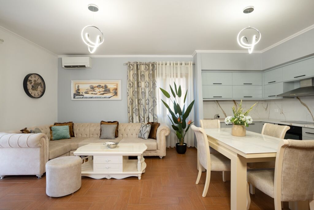 🏡 Casa privata 2+1+2 in affitto vicino al Lago Artificiale, Tirana In una delle zone più prestigiose di Tirana, vicino al Lago Artificiale   💶 Prezzo: 1.200 € / mese
