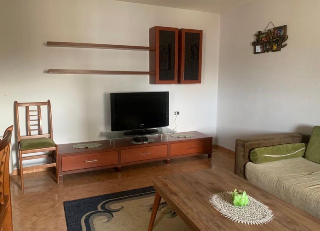 Qendër, jepet me qira apartament 2+1!