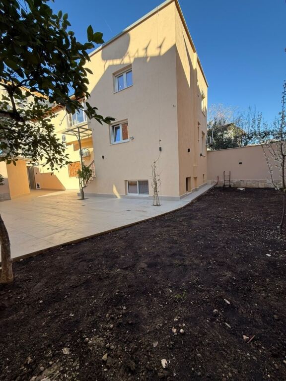 Qera | Vilë 4 + 1 | 21 Dhjetori | 2100 €/muaj