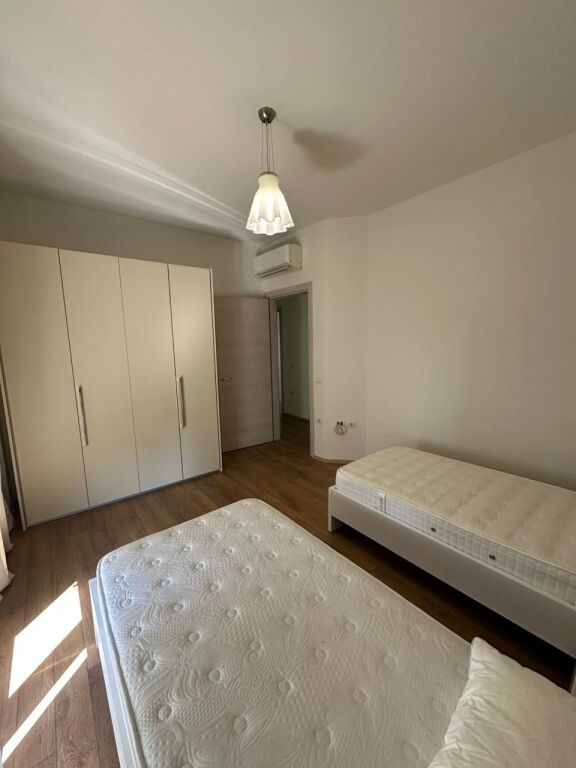 JEPET ME QIRA VILË 4-KATËSHE – White House, TEG