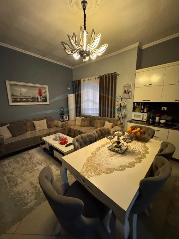 Shitet Apartament 2+1+2,Unaza e Re , Tiranë