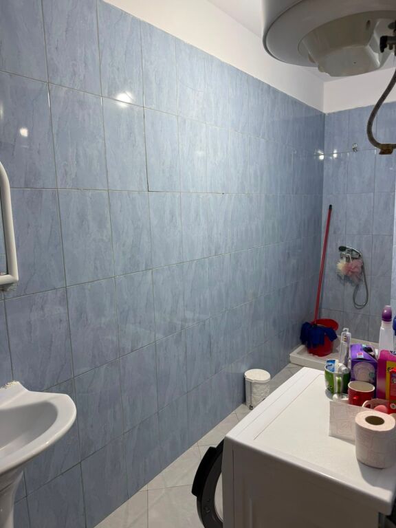 Shitet apartament 1+1 tek Ali Demi!