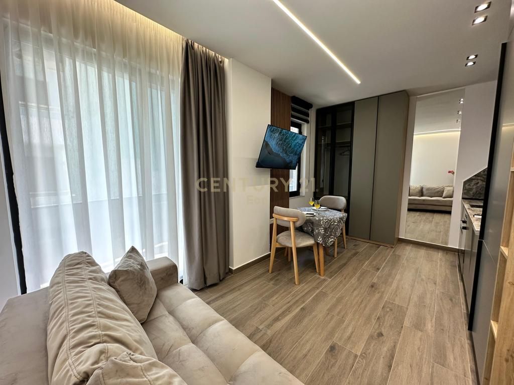 SHITEN 6 APARTAMENTE DHE 3 POSTE PARKIMI NE MALIN E ROBIT ! 460,000 €