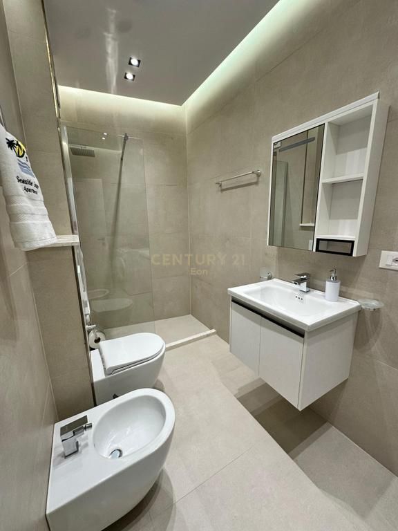 SHITEN 6 APARTAMENTE DHE 3 POSTE PARKIMI NE MALIN E ROBIT ! 460,000 €