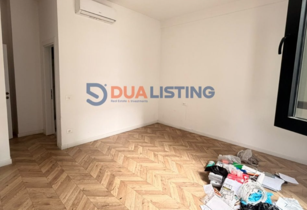 Jepet ambient biznesi per zyre  + 2 poste parkimi me qira tek Kompleksi Arlis , Square 21 , Rruga e Kavajes , 21 Dhjetori .