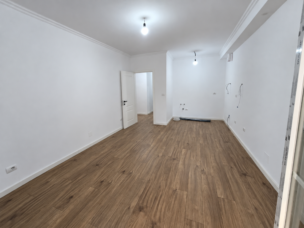 APPARTAMENTO / UFFICIO 2+1 + BALCONE IN AFFITTO | VIA DEI BOGDANË