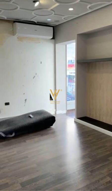 JEPET AMBIENT BIZNESI 105 M2 ME QERA NE BLLOK 2.000 EURO
