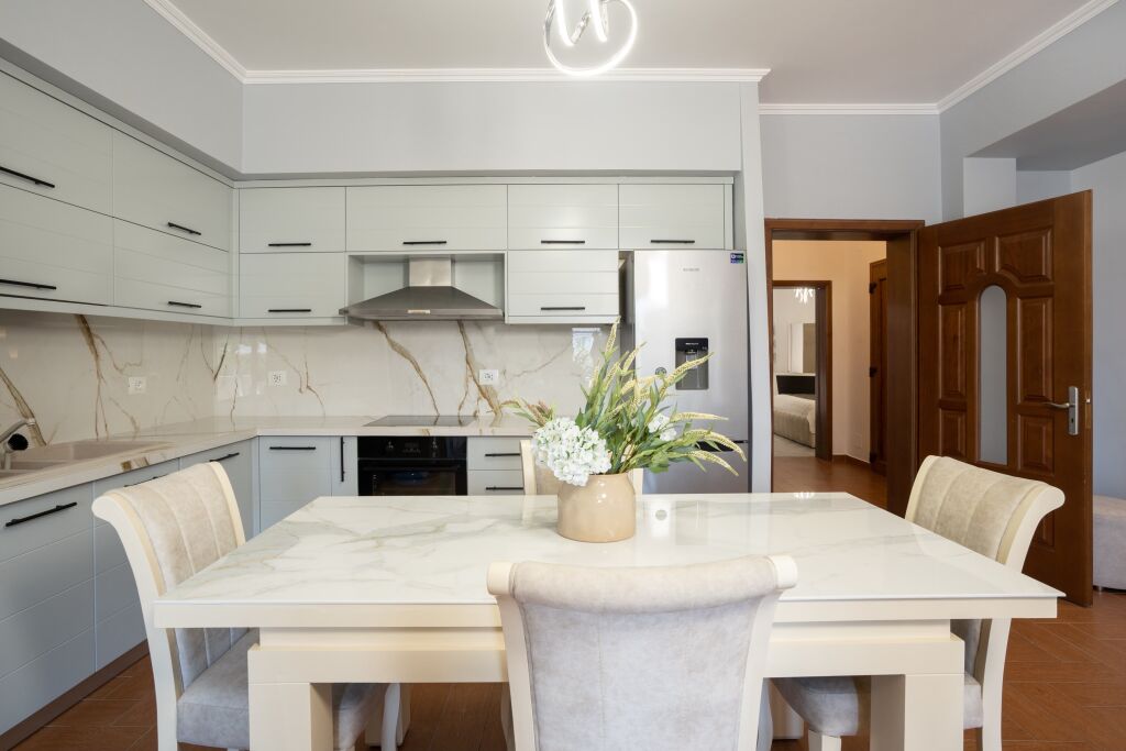🏡 Casa privata 2+1+2 in affitto vicino al Lago Artificiale, Tirana In una delle zone più prestigiose di Tirana, vicino al Lago Artificiale   💶 Prezzo: 1.200 € / mese